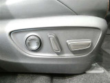 パワーシート搭載。微妙な調整が手軽にでき、最適なポジションで運転することが可能です。