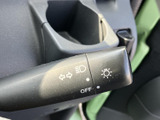 操作しやすい位置に配置されたウインカーレバー。スムーズな操作で、安全な車線変更をサポートします。ヘッドライトの操作も簡単に行えます。