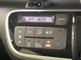 【オートエアコン】一度お好みの温度に設定すれば、車内の温度を検知し風量や温度を自動で調整。暑い&hellip;寒い&hellip;と何度もスイッチ操作をする必要はありません。快適な車内空間には必須の機能ですね♪