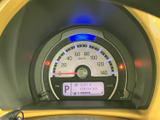 視認性の高いメーター類が、運転に必要な情報を的確に伝えます。運転に集中できる、シンプルで機能的なデザインです。