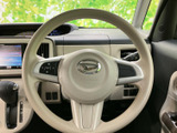 握りやすいステアリングで、運転操作を快適に。オーディオやハンズフリー通話の操作もステアリングから可能です。運転に集中できます。