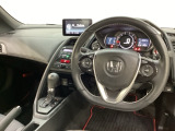 車内は光触媒抗菌消臭施工済です。スタイリッシュなデザインでスポーティなインパネ周りを演出します。グローブボックスやカップホルダーのほかにトレーなどたくさんの収納スペースが付いています。