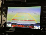 後方の見える安心をお届けするバックガイドモニター付:バックするときのアシストラインもあって楽々バック!車庫入れや縦列駐車をサポートし、苦手な駐車も安心です!今やもう手放せない装備ですネ♪
