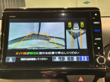 リバースギアに入れるだけで後方の表示へ切り替わります。夜間や雨の日の駐車も楽になりますよ。