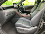 運転席からの視界は良好で、運転操作もスムーズに行えます。快適なドライブをサポートする機能が満載です。