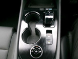 オートブレーキホールド。信号待ちなどの停車時に、ブレーキペダルを不に続けなくていなくても自動的にブレーキ力がキープされる機能です。アクセルペダルを踏めば、ブレーキが解除され発進が可能です。