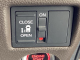 左側に電動スライドドアを装備。ワンタッチで開閉できるため、荷物の積み降ろしやお子さまの乗り降りがスムーズです。