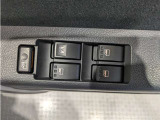 パワーウィンドウのスイッチですよ。 運転席に居ながら窓を開け閉めのコントロールできますよ。 ロック機能で、子供がイタズラして窓を開けるという事も無くなりますよ。