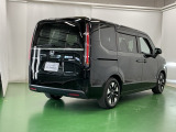 後席の窓には外から車内が見えにくくなるプライバシーガラスを採用。周りを気にせずリラックスして過ごせます