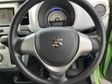 握りやすいステアリングは、運転操作をスムーズに。オーディオ操作などが可能で、運転中でも快適に操作できます。スポーティなデザインも特徴です。