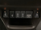 前席の左右別々のシートヒータースイッチが付いており、2段階で温度設定ができます。その間にアクセサリーソケットや、スマートフォンなどに使える充電可能USB端子とナビ接続用のUSB端子などがついています。