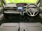広々とした室内空間が快適。運転席からの視界も広く、運転操作もスムーズに行えます。長距離ドライブでも疲れにくいでしょう。