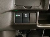 VSA装備車です。VSAはドライバーの操作と車の動きを見守っています。もし車の挙動が乱れたとき、4輪別々にブレーキをかけたり、エンジンパワーをしぼることによって車を安定させます。