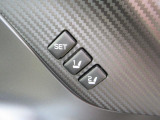 運転席ドア。三つ並んだボタンを操作することで、運転席のシートポジションを記憶し、呼び出すことができます。