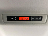 【リアオートエアコン】広い後部座席には必須の機能!風量や温度を自動で調整し前席と同様な車内環境にしてくれるリアオートエアコンを装備。夏の暑さも冬の寒さもストレスなく快適にお過ごしいただけます♪