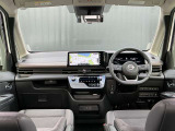 新型セレナの運転席は、良好な視界と操作性を提供。運転支援システムの情報が一目でわかるディスプレイと、直感的な操作が可能なステアリングスイッチで、安全快適なドライブをサポートします。