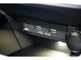 小物の収納に便利なセンタートレイには携帯等のデバイスの充電可能なUSB出力電源付です。