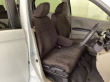 女性でも運転がしやすいように、シートの高さ調整機能(シートリフター)がついています。運転席と助手席の間が空いている為、助手席側への移動がスムーズです。交通量の多い道でも助手席側から乗り降りができます。