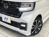 【LEDヘッドライト】悪天候や夜間走行時も良好な視界を確保し安心して運転できる高輝度LEDヘッドライトを装備!点灯速度が早く、消費電力も抑えられています。