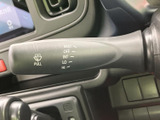 雨の日も安心。ワイパーレバーで、視界をクリアに保ちます。操作も簡単で、運転に集中できます。ミスト機能も便利です。