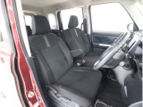 運転席シートです。座り心地を高めた座面構造となっておりますので、近場へのちょっとした移動やロングドライブ時など、どんな時でも快適なドライビングを楽しんでいただく事が可能です。