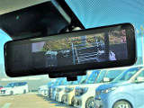 スマート・ルームミラーは、車両後方のカメラ映像をミラー面に映し出すので、荷室に積んだ大きな荷物などが写り込んで見にくくなりがちな車内状況や、天候などに影響されずいつでもクリアな後方視界が得られます。