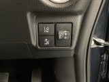 ハンドルの右側にはヘットライトリベライザーとHondaセンシング用のメインスイッチがついています。ヘッドライトリベライザーは道路状況や積荷の加重に応じてライトの高さを調節できます。