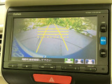 後方確認をサポートするモニター画面です。駐車時や狭い道でも、より安全に運転できます。運転初心者の方にもおすすめです。