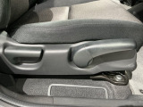 シートハイトアジャスターが付いているので運転姿勢を調整するのに便利ですね。身長に合ったシートポジションは安全運転や疲労軽減にもつながります。