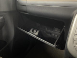 【グローブボックス】車検証、サングラスやCDなど小さい荷物が収納できるので車内を綺麗に整頓できますね。