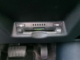 ETC車載器を装備しています。高速道路の料金所もストレスなく通行できます。すっきりとしたビルトインタイプですよ。