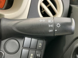 操作しやすいウインカーレバーで、安全な車線変更をサポートします。直感的に操作できるので、運転に集中できます。夜間でも視認性に優れています。