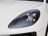 LEDマトリックスヘッドライトは、カメラによる先行車および対向車検知、メインビームコーンの個別セグメントをインテリジェントに 常に調光。 ドライバーの眩惑を避けるための交通標識部分は減光させます。