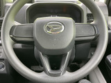 握りやすい形状で、運転操作をサポート。ステアリング周りには便利なスイッチ類も配置されており、運転に集中できます。
