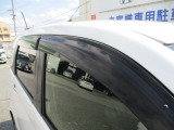 雨の日に便利なサイドバイザー付き♪喫煙者の方も重宝しますね♪
