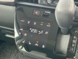 オートエアコンで快適な車内でドライブを楽しめます。前席シートヒーターとステアリングヒーターも装備されています。