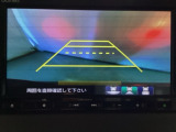 バックでの車庫入れも安心です! リアカメラが付いているバックモニター付のナビを装備しております。操作線もついており距離感も画面から確認できます。