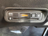 【ETC】有料道路を利用する際に料金所で停止することなく通過できる、ETC車載器(ノンストップ自動料金収受システム機器)が装備されています。セットアップを行うことで利用可能になります。