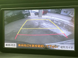 後方確認をサポートするモニター画面。駐車時や狭い道での運転に役立ちます。安全性を高める機能として重宝します。