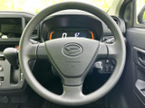 握りやすいステアリングは、長時間の運転でも疲れにくい設計です。操作性も高く、快適なドライビングをサポートします。