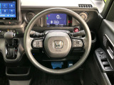 インテリアに合わせたデザインのステアリングは、運転される方のことも考え、運転しやすい形状、大きさです。是非一度、実際に触ってお確かめください。