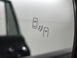 【ブラインドスポットモニター】走行中、ドアミラーの死角になりやすい箇所に後続車が接近するとサイドミラーのレンズに警告を表示!ドライバーに注意喚起をしてくれます。