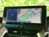 見やすい大型ディスプレイが、長距離ドライブをサポート。目的地設定も簡単で、スムーズな移動を可能にします。高精細な地図表示で安心です。