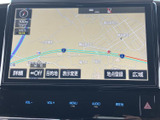 見やすい地図表示で、スムーズなルート案内を実現。渋滞情報もリアルタイムで確認でき、最適な道を選択できます。運転の負担を軽減し、安全な移動を支援します。