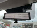 車体の後部にカメラがついていて、その映像がルームミラー内のモニターに表示します。人や荷物などで視界が遮られた時なども確認がしやすいです。