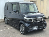 車幅いっぱいに伸びたフロントアクセサリLEDがボディーのワイド感を強調