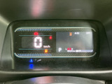 デジタル表示が鮮明で、速度や燃費などの情報を一目で確認できます。運転に集中しながら、必要な情報を効率的に把握できる設計です。