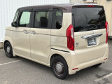 コンビネーションランプを高い位置に配置、後続車に見やすいデザインで安全にも配慮。