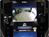 後方映像を11.6インチディスプレイに表示し、ステアリング連動ガイドラインが駐車をサポート。さらに後退時はリヤ4センサーが障害物を検知し、必要に応じてブレーキが作動します。
