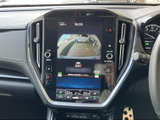 バック時の安全性を高めるバックモニター。狭い場所での駐車も安心です。周囲の状況をしっかり確認し、安全な運転を心がけましょう。